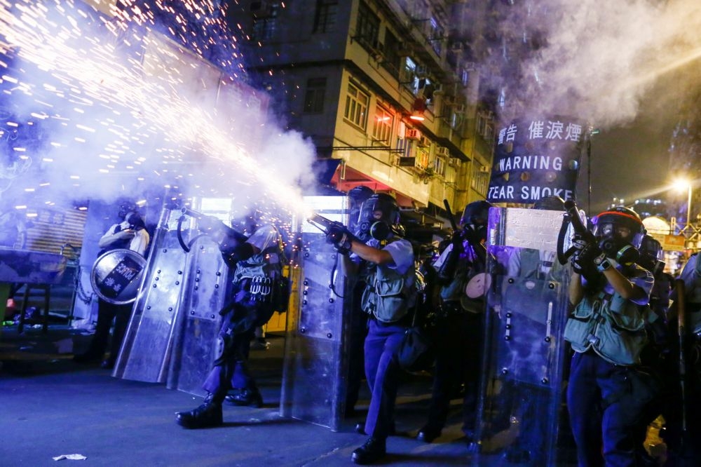 香港警方14日晚間於深水埗發射催淚彈。（湯森路透）
