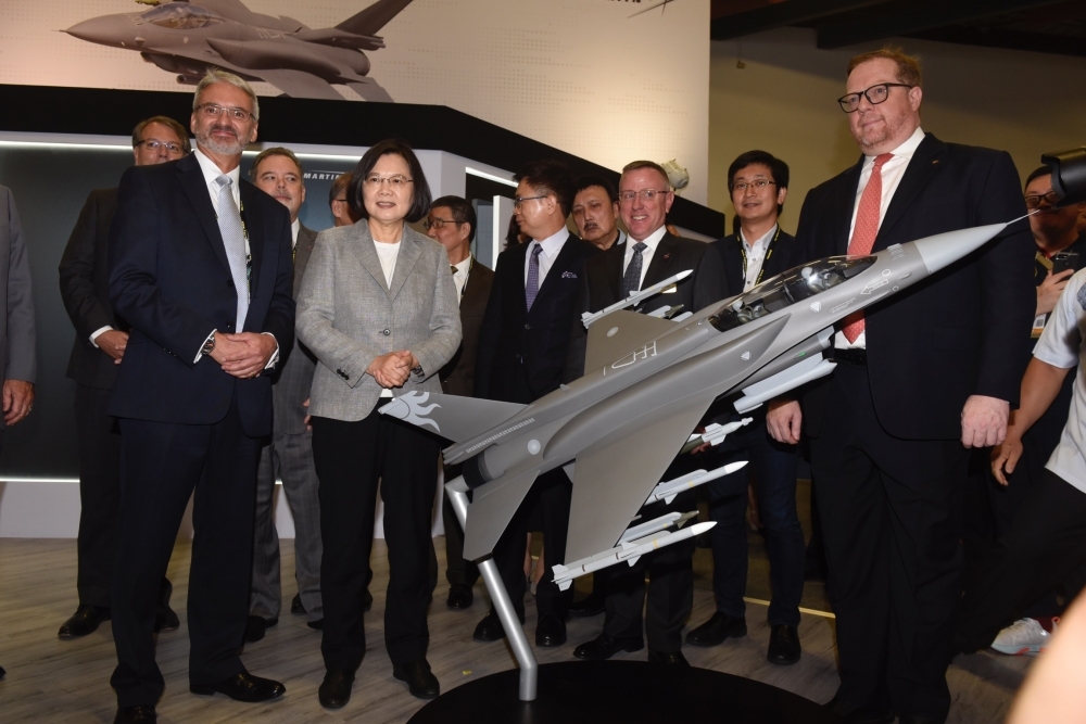 台北國際航太暨國防工業展日前在世貿一館舉行，蔡英文總統並到洛馬展區親自體驗該型戰機飛行模擬器。（攝影：張哲偉）