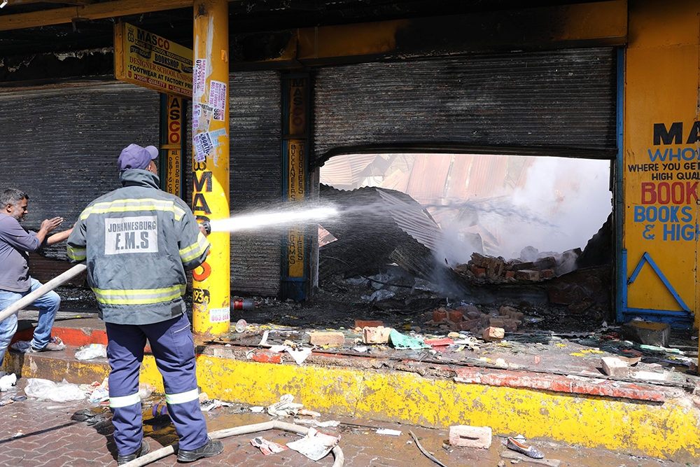 南非爆發大規模排外示威，有商店被搶掠縱火。（湯森路透）