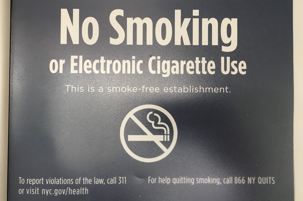 電子煙因內容物不含菸草，因此無法受到台灣「菸酒管理法」等法規管理。（他國公共場合禁菸標誌／資料照片）