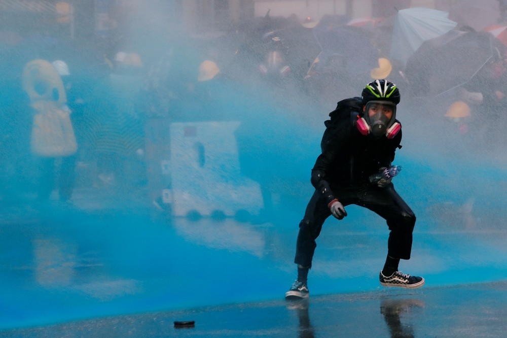 香港15日反送中示威警民衝突持續。（湯森路透）