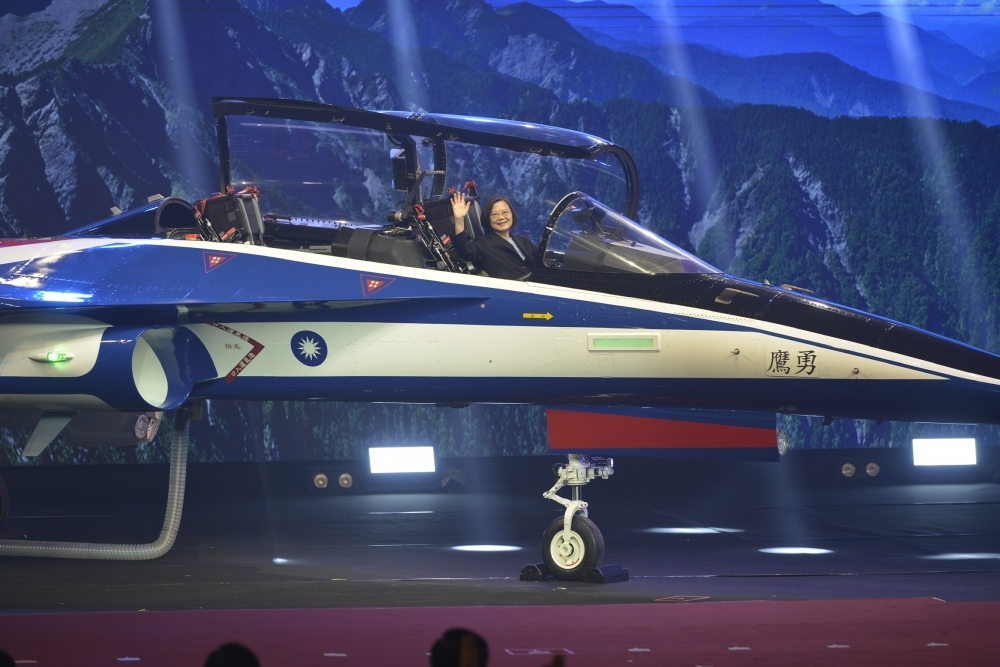 新式國造高教機「勇鷹」原型機出廠典禮24日在台中漢翔公司登場，蔡英文總統親自登機視察。（李智為攝）