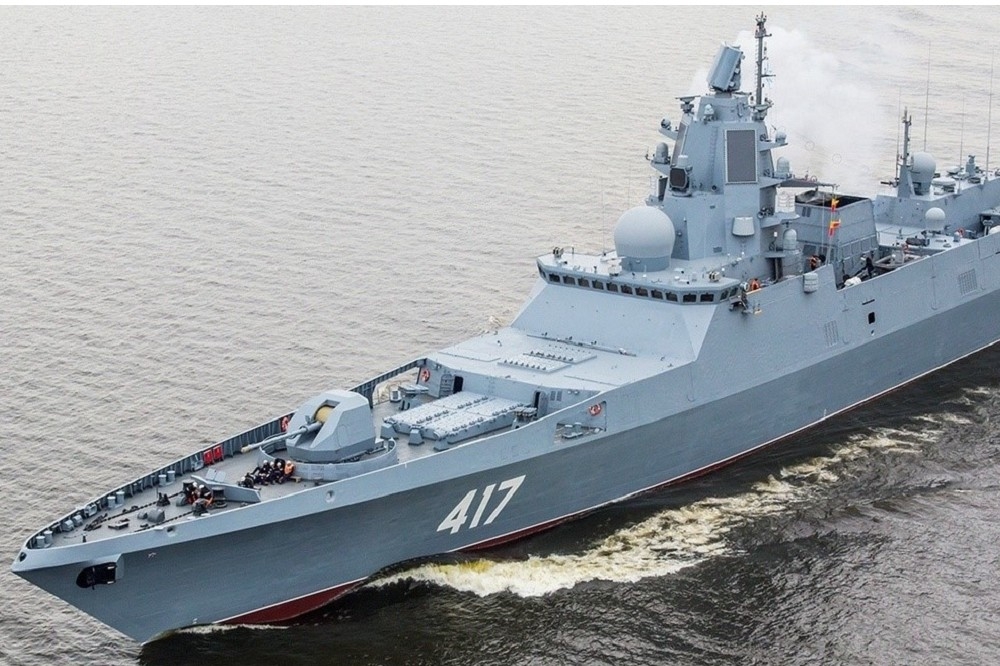俄羅斯海軍新銳Admiral Gorshkov-class巡防艦大概是目前最接近震海計畫的產品，同為4500噸排水量且擁有32+16管垂直發射器與相位陣列雷達。（圖片擷取自MILITARY WATCH）