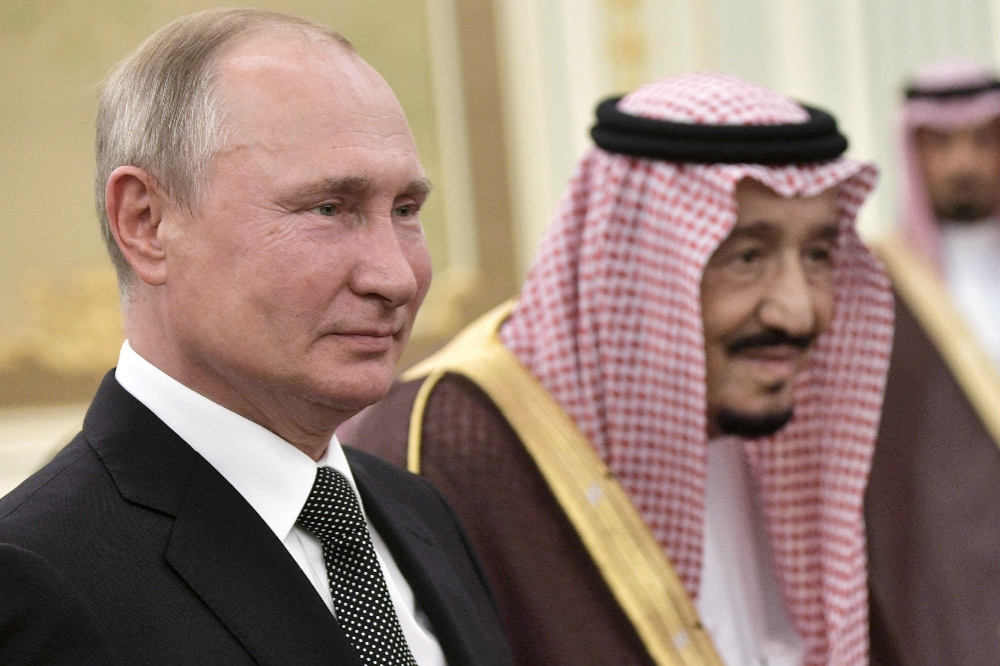 俄羅斯總統普京（左）訪問沙烏地，獲得薩勒曼國王（右）隆重接待。（湯森路透）