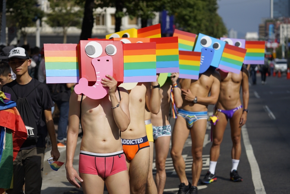 第17屆台灣同志遊行26日登場，今年同志遊行為台灣正式讓同性婚姻法制化後，首度舉辦同志遊行。(張家銘攝)