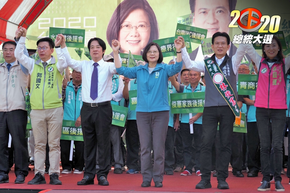 2020大選進入倒數69天，今天是超級星期六，藍綠陣營總統候選人都到台南拚場造勢，蔡賴也是自初選後，兩人首次公開合體為林俊憲競選總部大會站台。（張家銘攝）
