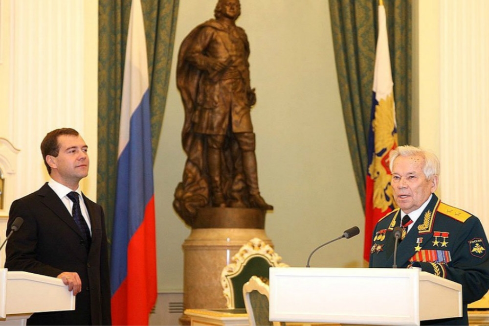 AK-47步槍發明者、卡拉什尼科夫中將（右）2009年，獲得時任俄羅斯總統的梅德維傑夫（左）頒贈勳章。（圖片取自克里姆林宮）