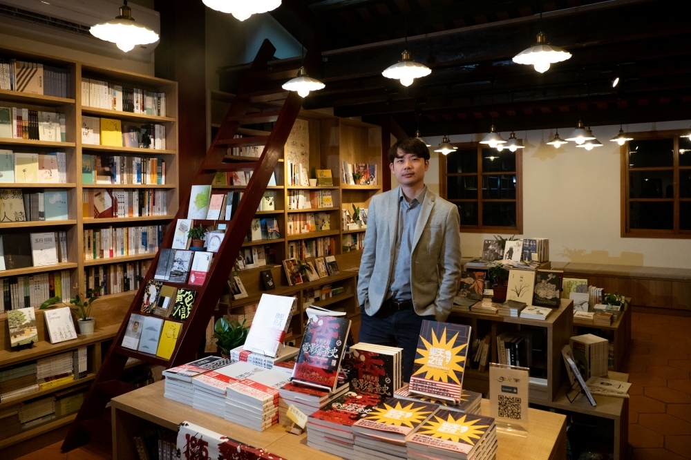林韋地是新加坡獨立書店「草根書室」負責人，也是台灣「季風帶書店」創辦人。（張家銘攝）