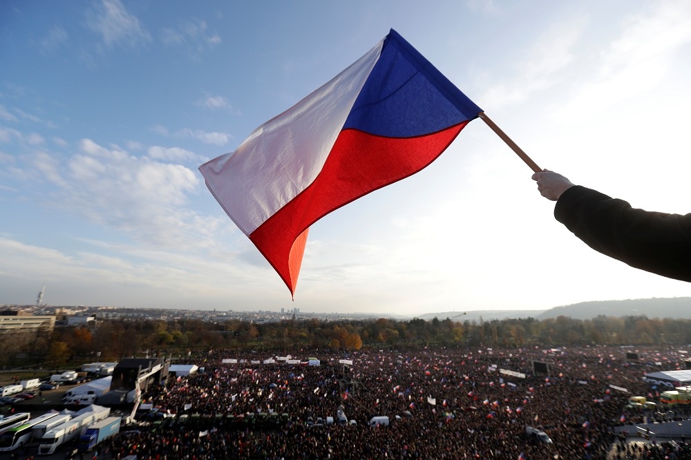 捷克「絲絨革命」三十周年前夕，示威民眾齊聚要求總理巴比斯下台。（湯森路透）