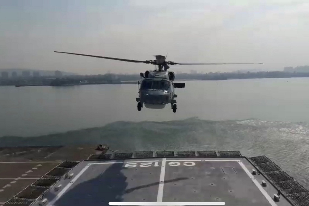 海巡署艦隊分署高雄艦20日在左營軍港，首次完成海軍S-70C反潛直升機降落的演練。（海巡署艦隊分署提供）