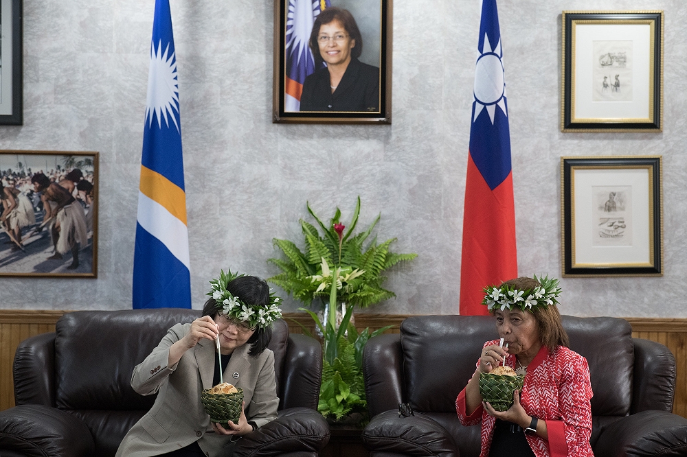 友邦馬紹爾群島新任國會將於明年1月6日選出總統及國會正副議長，高度友台的現任總統海妮（右）勢將下台。（取自總統府Flickr）