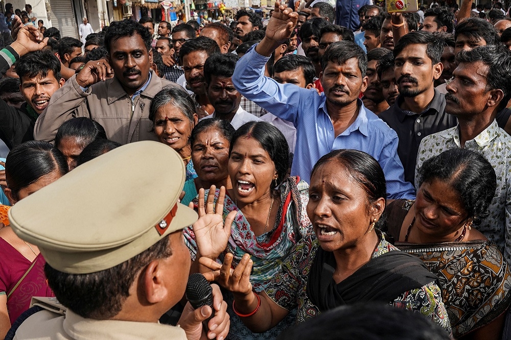 11月27日，印度有名女性遭4人強暴後點火棄屍，引發大批民眾上街抗議。（湯森路透）