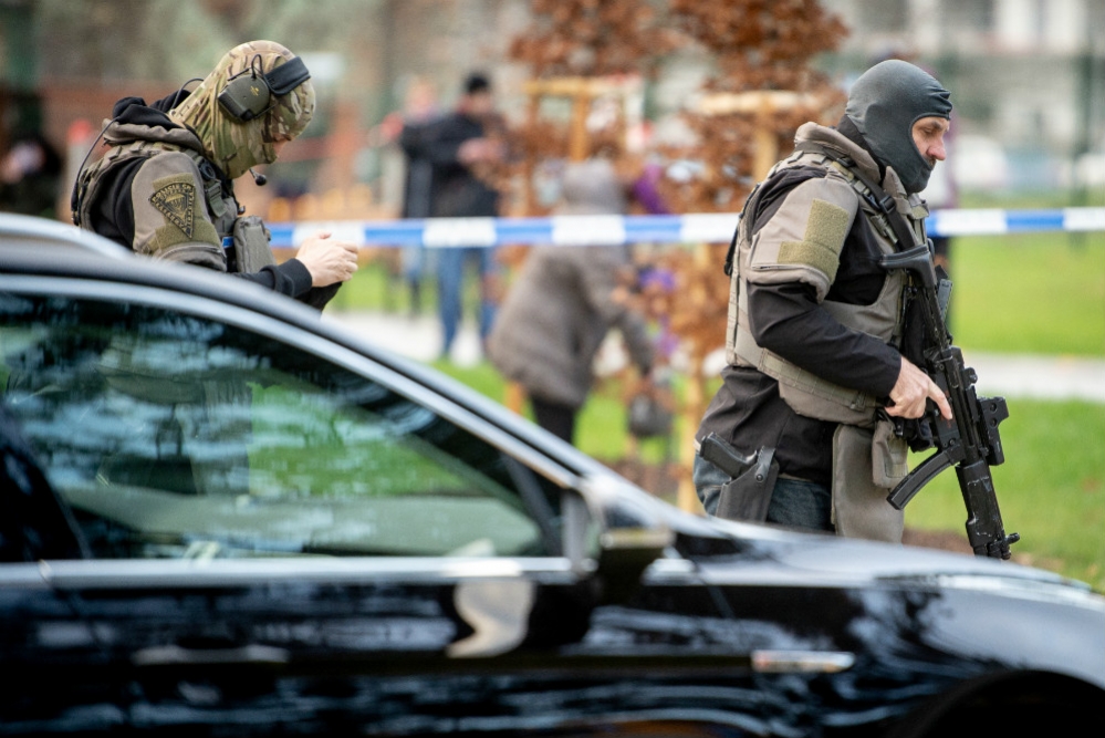 捷克警方派出特勤小隊包圍槍擊案醫院。（湯森路透）