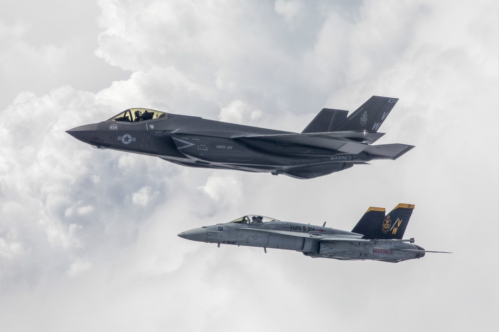 兩代航母艦載機共同出任務：F-35C（上）和F/A-18「超級大黃蜂」（下）。（圖片取自美國海軍）