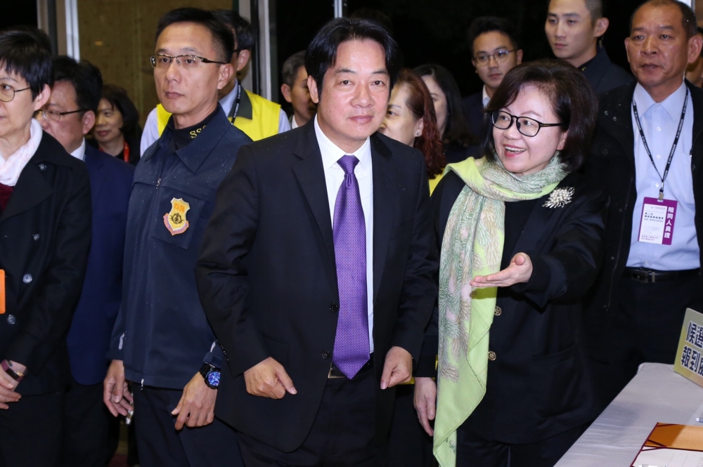 民進黨副總統候選人賴清德像對手喊話，應揚棄傷害台灣主權的一個中國、九二共識及和平協議。（王傳豪攝）