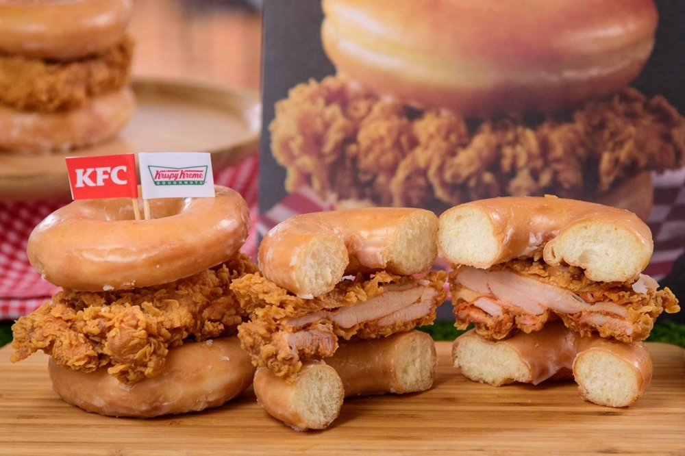 肯德基攜手美國甜甜圈品牌「Krispy Kreme」推出「美式甜甜圈卡啦雞腿堡」（肯德基提供）