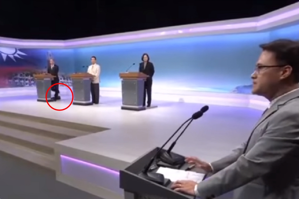 國民黨總統候選人韓國瑜被質疑在總統辯論會上脫鞋搓腳（紅圈處）。（取自王定宇臉書）