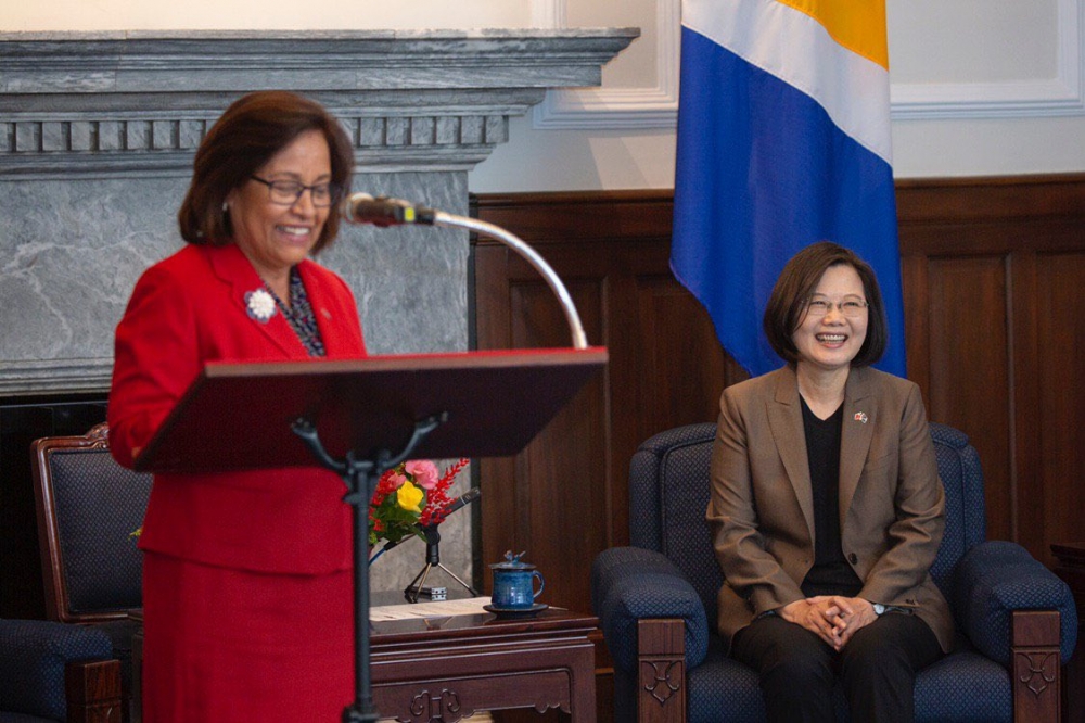 親台的馬紹爾總統海妮（左）確定下台，與我邦交成台灣選前一大變數。（取自蔡英文推特）