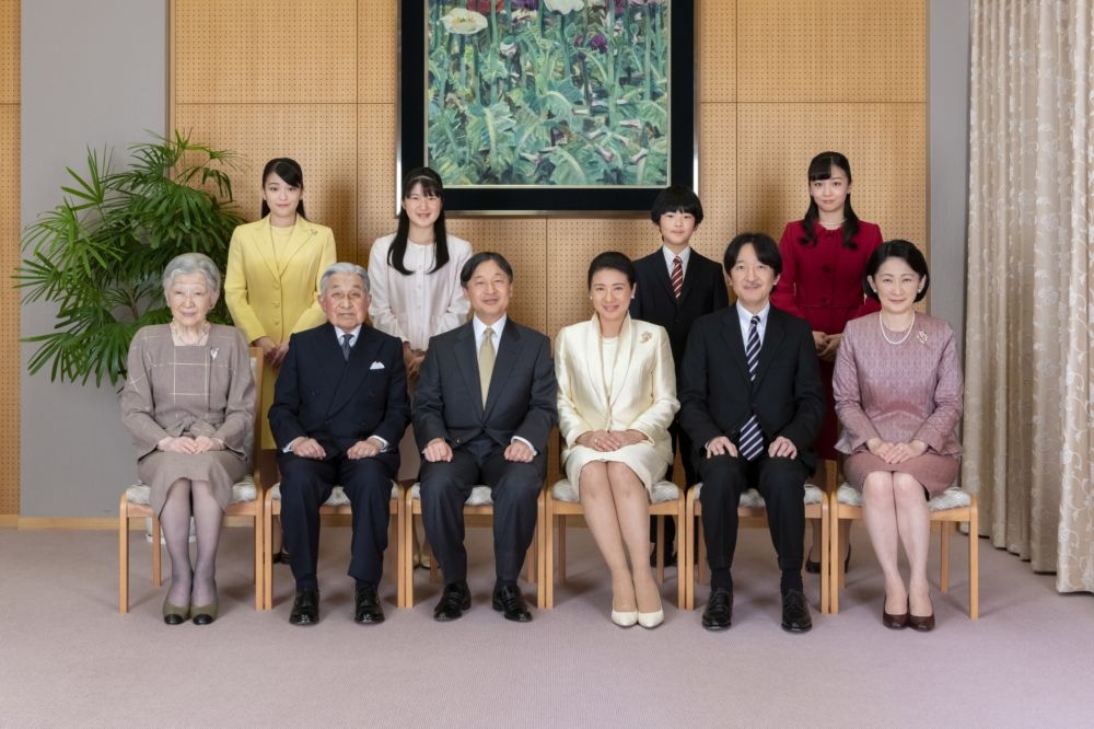 日本德仁天皇與雅子皇后1日公布日本皇室權加福合影。（湯森路透）