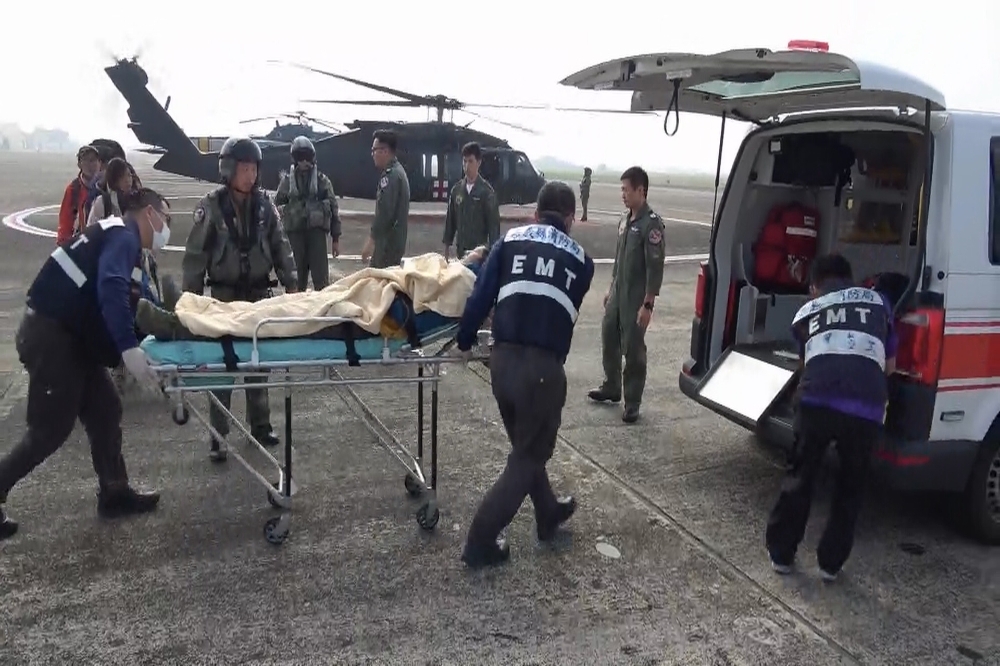 黑鷹直升機2日失事造成8名將官殉職，空軍5日臉書指出，一般訓練停止，但救援任務仍會持續進行。（取自空軍司令部臉書）