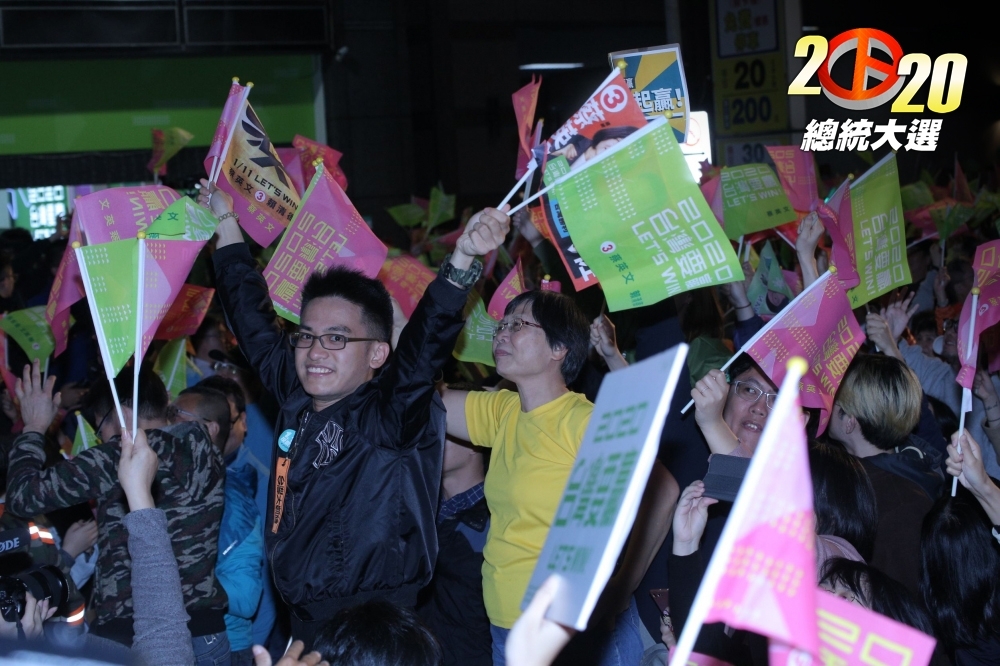 這次總統大選，民進黨講得最多的，不是自己執政的政績，而是香港反送中運動，今日香港，明日台灣，年輕人一面倒警醒起來。（楊約翰攝）