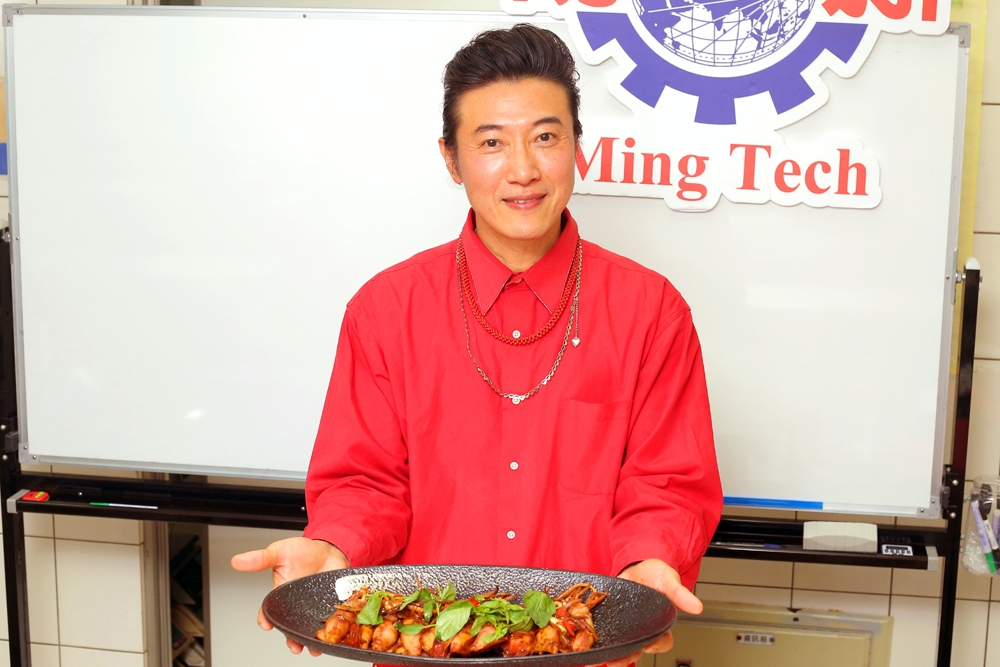 看型男主廚陳鴻如何用最簡單的方式，做出一道美味又養生的創意年菜。（楊約翰攝）