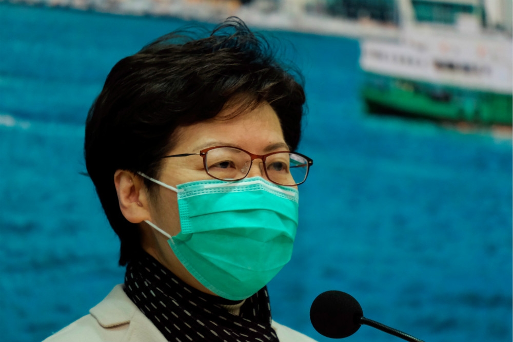 香港特首林鄭月娥28日對武漢肺炎疫情進行報告。（湯森路透）