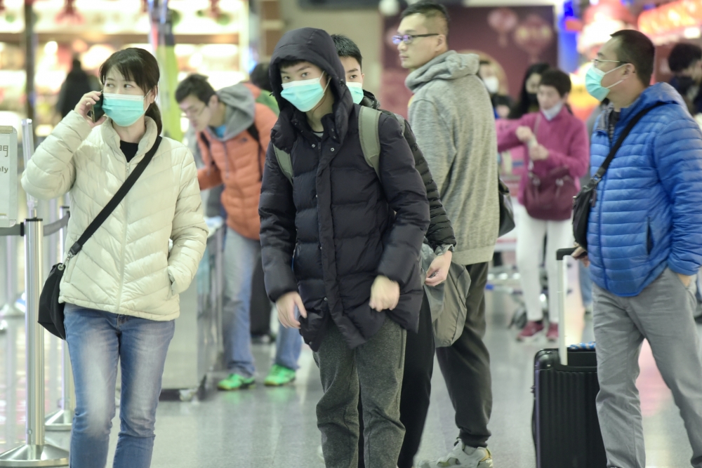疫情持續擴散，台灣大學也在30日於臉書上公告武漢肺炎因應措施。要求在疫情結束前，校內舉辦的大型考試，工作人員及考生必須配戴口罩。（張哲偉攝）