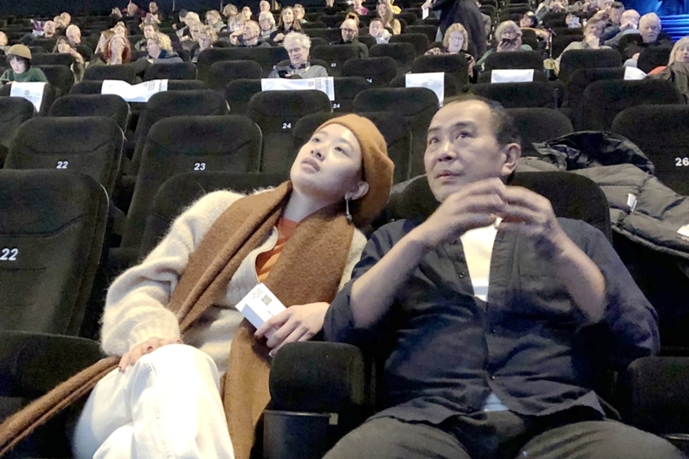 中國女星李夢（左）和張作驥在鹿特丹與影迷們一同觀賞《那個我最親愛的陌生人》（海鵬影業提供）