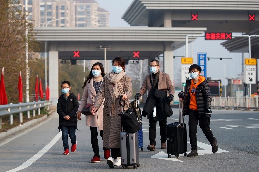 台灣位置緊鄰中國，防疫工作本身就較艱難，且雙方往來密切，不可能把武漢肺炎疫情隔絕於境外。（湯森路透）