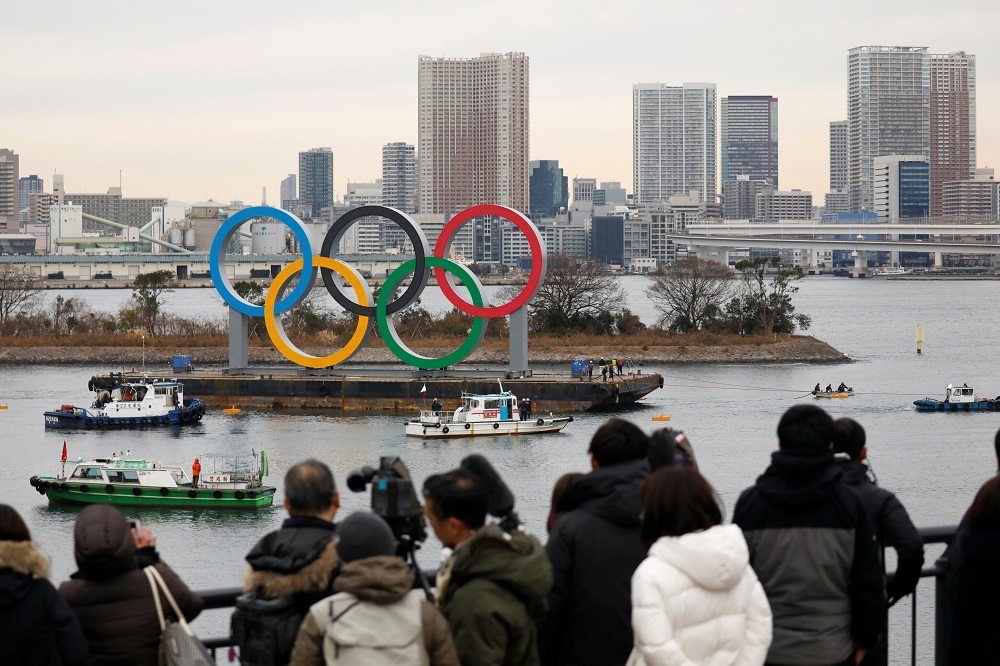 奧運標誌現身東京的台場海濱公園。（湯森路透）