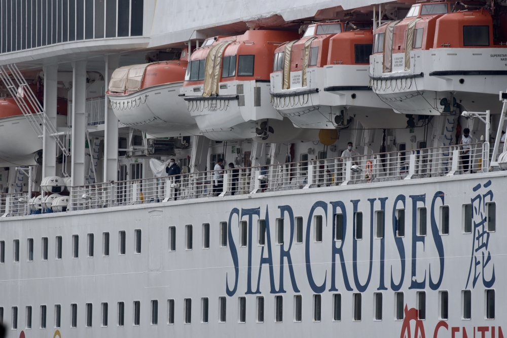 寶瓶星號8日中午抵達基隆港，船隻一靠岸醫護人員將立即登船檢疫。（張哲偉攝）