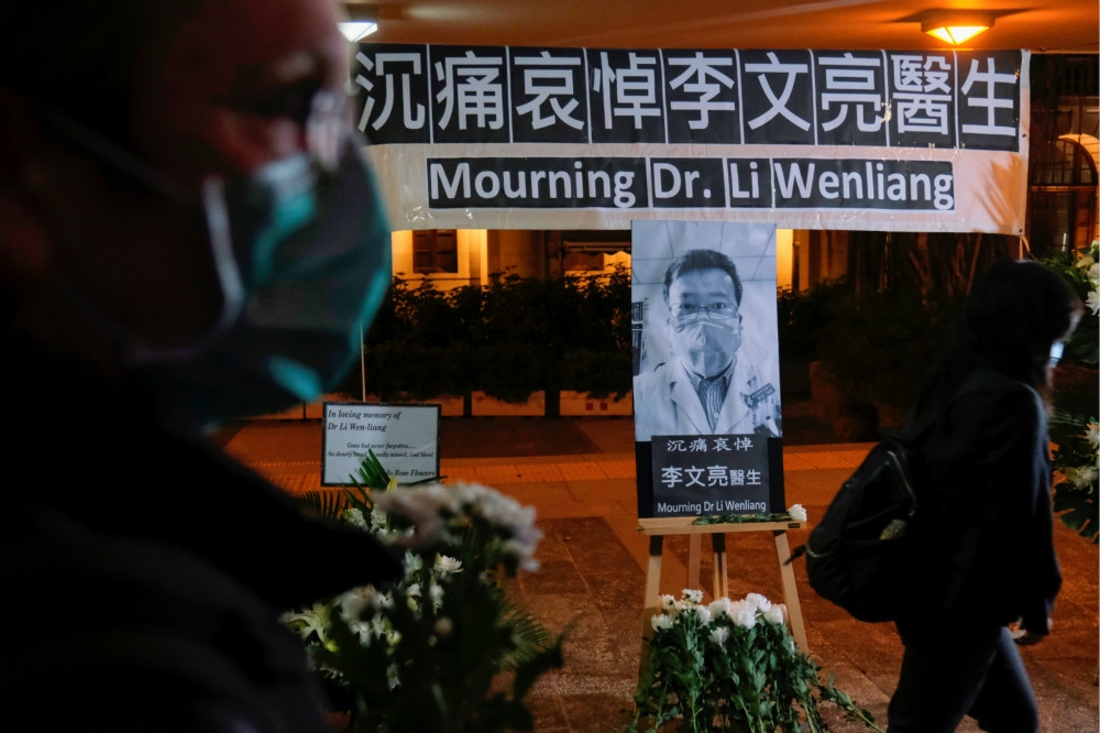 被譽為中國首位披露新型肺炎疫情的醫師李文亮，6日晚間搶救無效逝世。（圖片取自新浪微博）