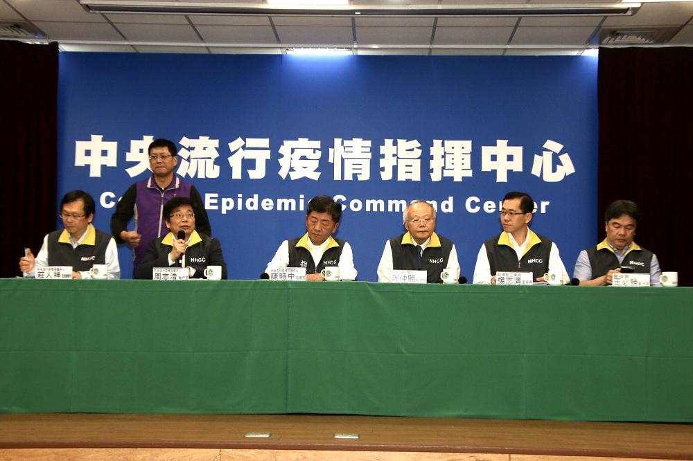 中央流行疫情指揮中心13日下午舉行記者會，台灣確診案例仍維持18例，其中，第10例最快13日解除隔離。（王侑聖攝）