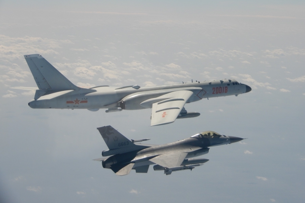 中國再度派遣多架軍機進行繞台遠航訓練，我國F16戰機（下）伴飛監控中國轟6機（上）。（國防部提供）