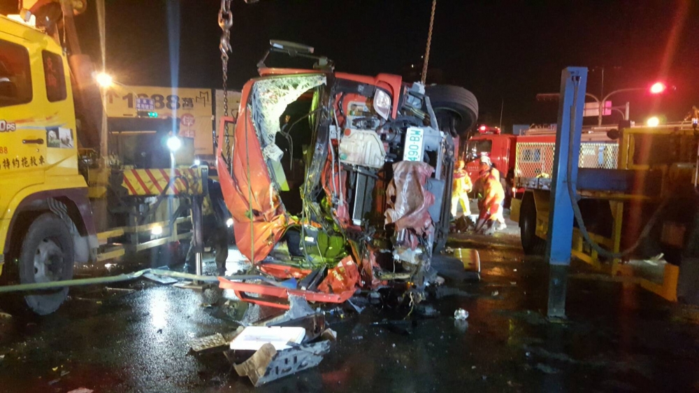 高雄市消防局鳳翔分隊13日晚間出勤撞上拖曳車，造成1死4傷慘劇。（翻攝）