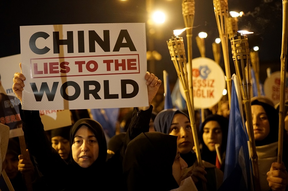土耳其民眾為中國維吾爾族上街抗議發聲。（湯森路透）