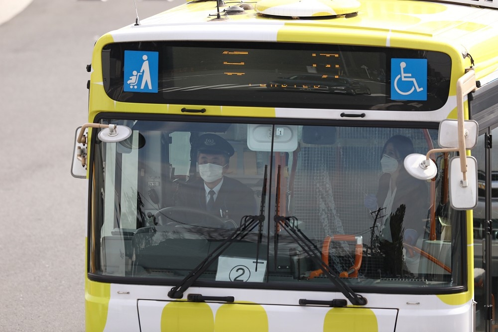 日本政府要求大家搭乘大眾運輸工具各自回家。(湯森路透)