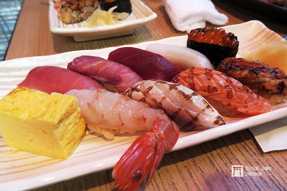 築地相當有名的神樂壽司，江戶前壽司套餐十分美味。（陳威臣攝）