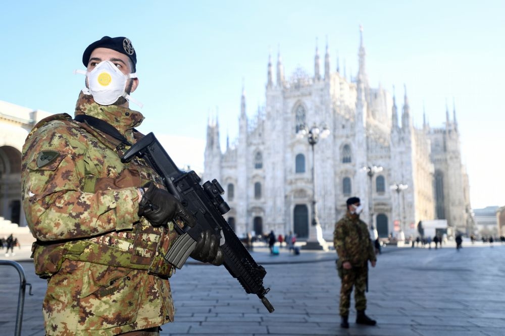 義大利米蘭大教堂前戴著口罩的軍人。（湯森路透）