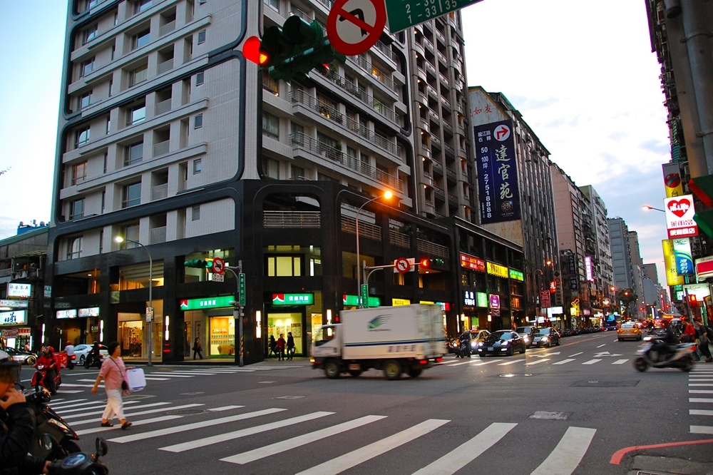 台北街頭一景（2012©LWYang , Taipei @ Flickr, CC BY-SA 2.0.）