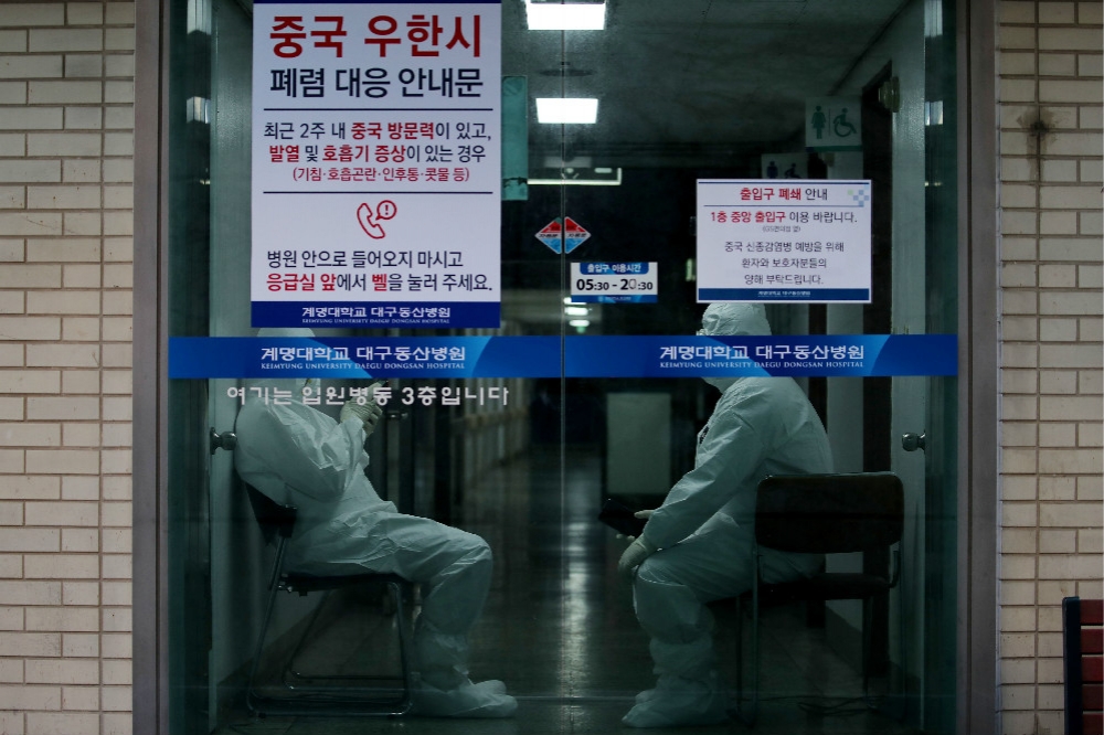 新型肺炎疫情最嚴重的南韓大邱市，醫護人員高度戒備中。（湯森路透）