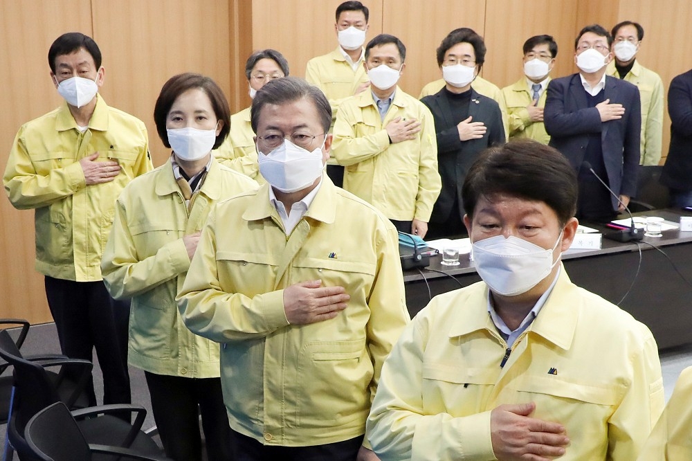 南韓總統文在寅（圖中戴眼鏡者）被質疑親中，導致防疫不力。（湯森路透）