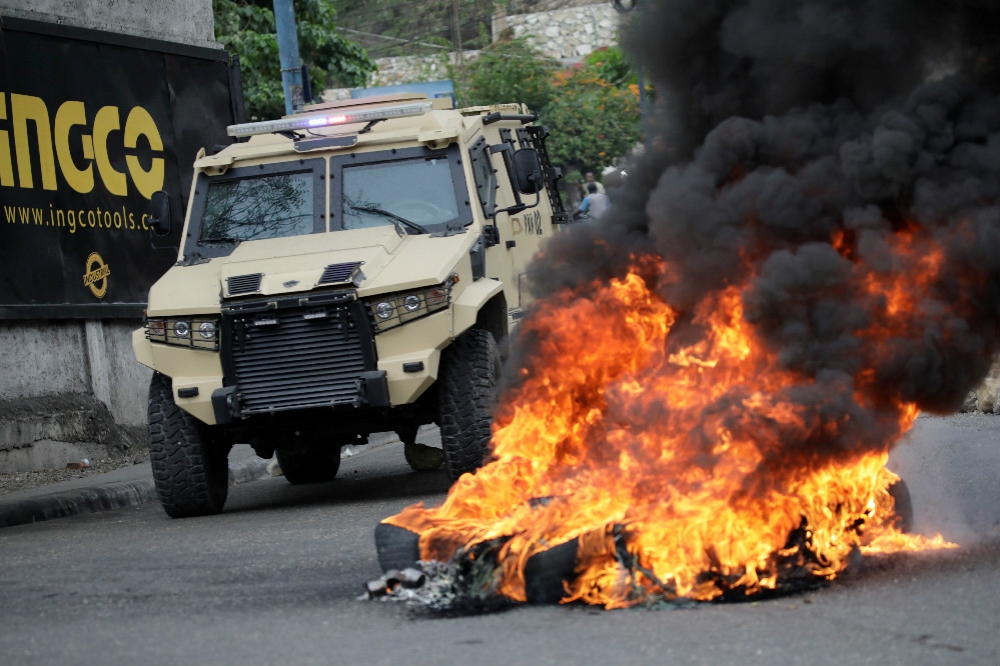 海地首都太子港24日發生嚴重街頭駁火抗爭。（湯森路透）