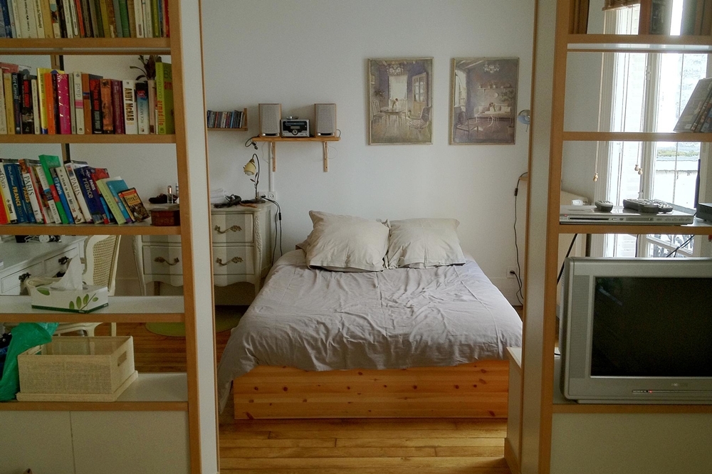 （2012©Erika , Paris apartment - bedroom area@ Flickr, CC BY-SA 2.0.）