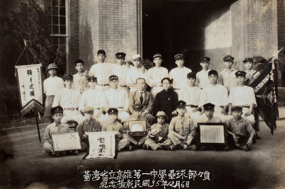 陳仁悲（二排左一）和李榮河（二排左三）及校長林景元，於1946年12月雄中壘球隊參加球賽得獎紀念照。（陳仁悲提供）