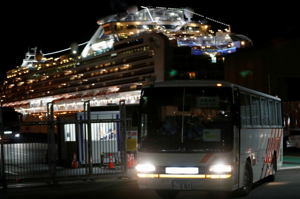 鑽石公主號目前仍停靠在日本橫濱港，公主號至今共5例死亡。（湯森路透）