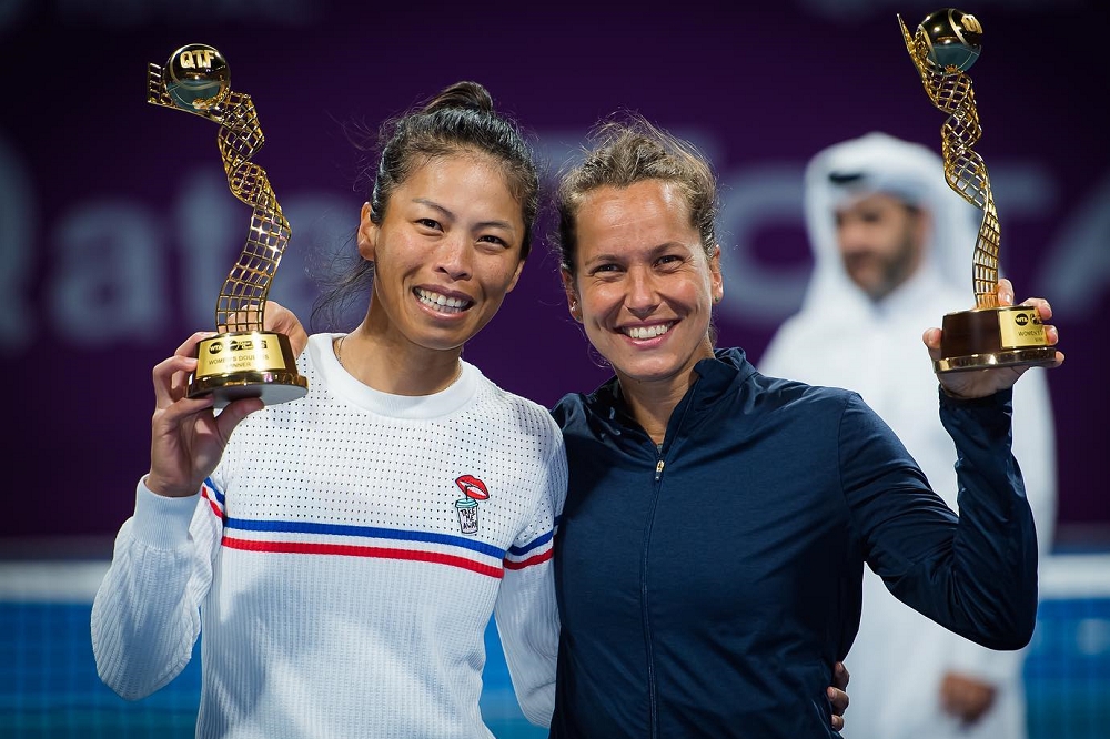 「網球一姊」謝淑薇（左）與搭檔捷克籍史翠可娃聯手杜哈女網奪冠。（取自WTA臉書）