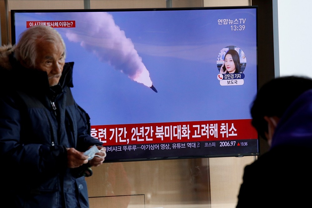 北韓2日甫發射多管火箭炮，9日再發射3枚不明飛行物。（湯森路透）