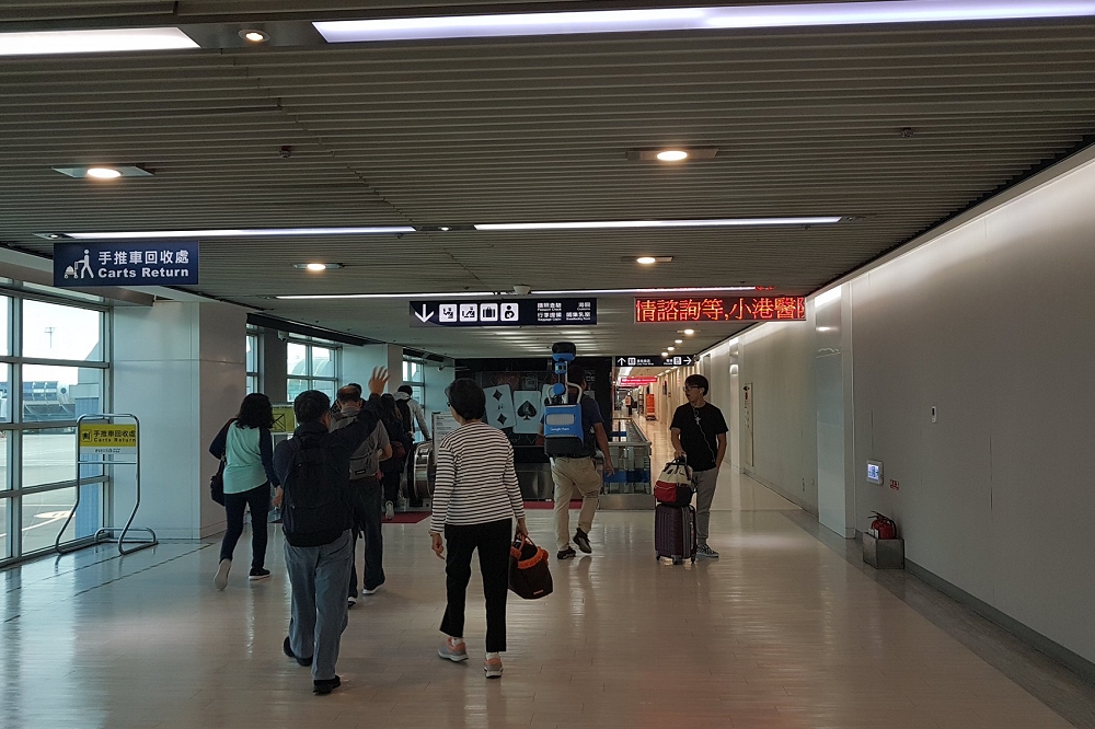 台北市副市長黃珊珊表示，台北市政府衛生局9日開出首張百萬罰單。突圍高雄小港機場，此為示意圖，非當事人。（取自高雄國際機場臉書）